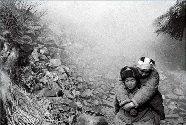 一个瘦弱的女人背着一个强壮的男战士本就困难,渐渐地解秀梅的步子