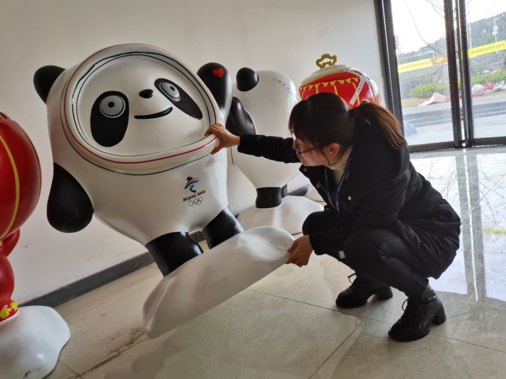 靠冰墩墩捞金查盘州市首例冬奥会吉祥物冰墩墩雪