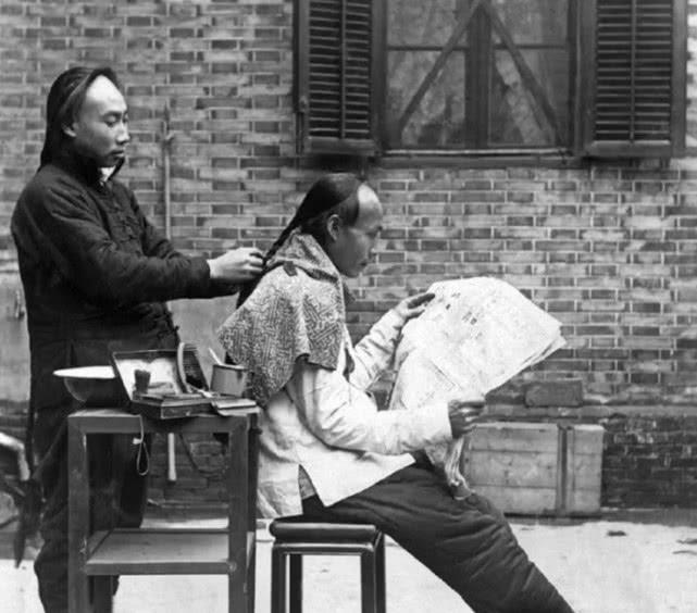 清朝真实社会百态认真剃头的理发师优雅端庄的诰命夫人