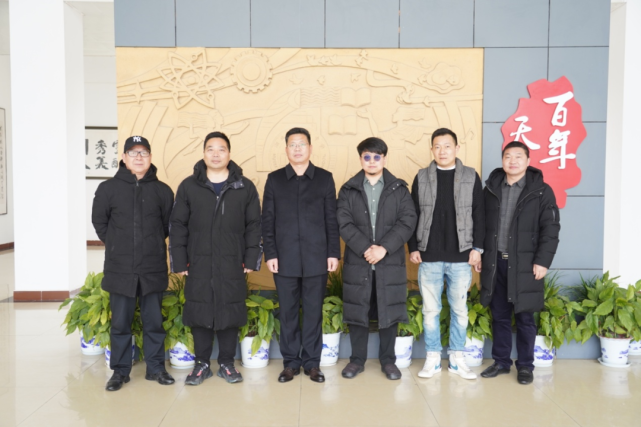 (左)天门中学校长曾明敏(左)和何格(右)参观校史馆参观校园2月11日