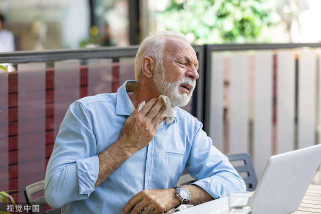 1,心绞痛老年人出汗量多,又伴随着心绞痛情况,应该重视起来,可能和