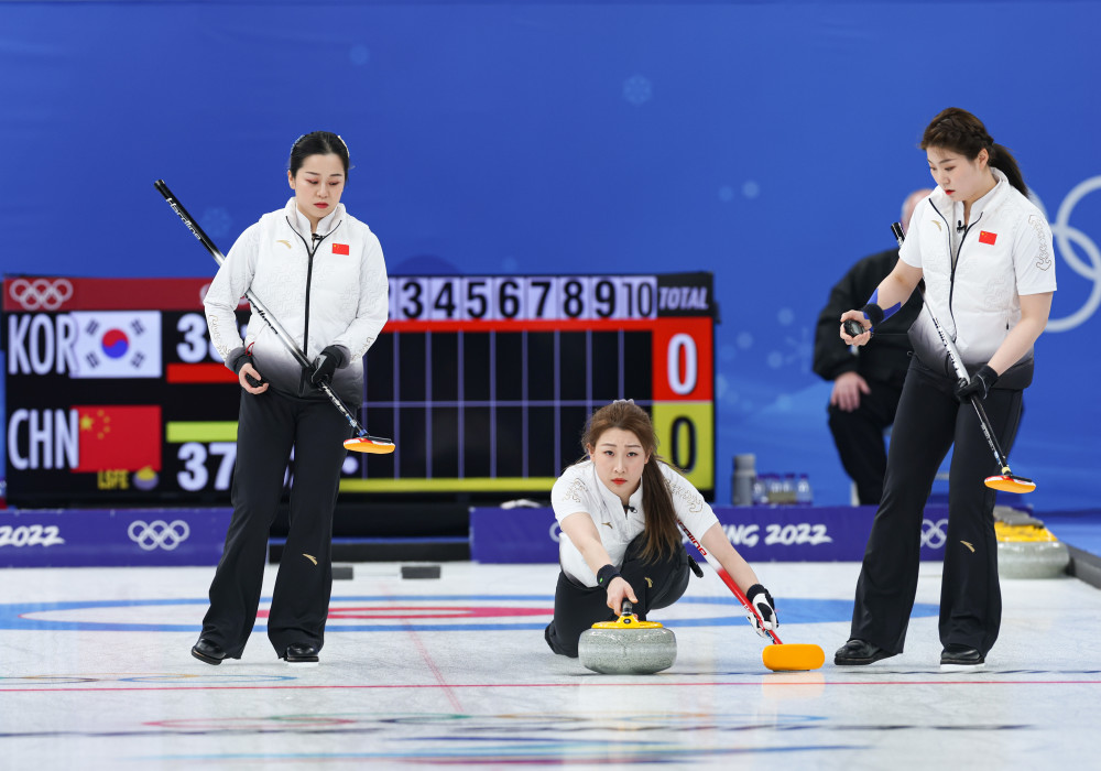 新华社记者 王婧嫱 摄2月13日,中国队选手张丽君,韩雨,王芮