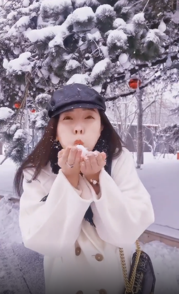 央视李思思晒雪中美照!背3万元名牌包气质优雅,嘟嘴吹雪好可爱