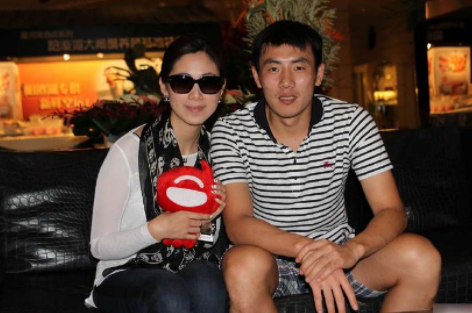 秦升与毛彪也都是非常优秀的足球运动员,秦升的妻子王剑群是广州的