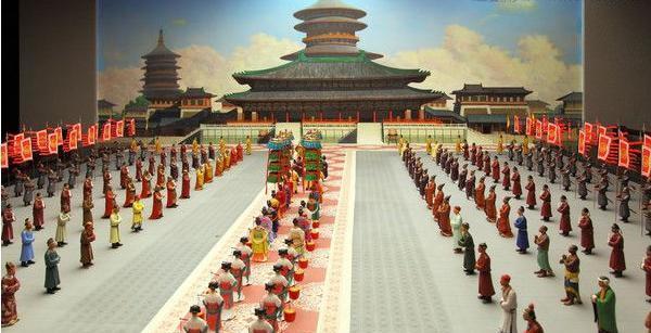 当时,唐朝规定,都城的所有官员都必须上朝,这样看来,似乎对官员等级有