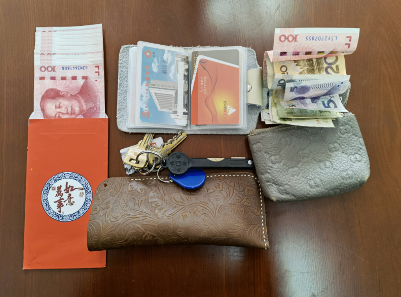 粗心乘客站台丢包细心公交司机完璧归赵