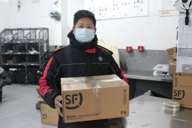 快递小哥:在坚守中传递有温度的"幸福"|快递员|顺丰|春节|快递|蒋龙