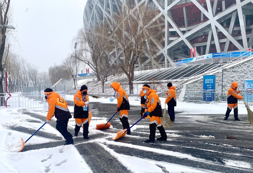 城市志愿者堆“冰墩墩”雪人，吸引中外居民打卡新东方十大名师