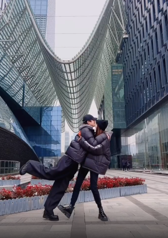 麦迪娜姜潮甜蜜合拍庆情人节夫妻俩穿情侣装街头亲吻好恩爱