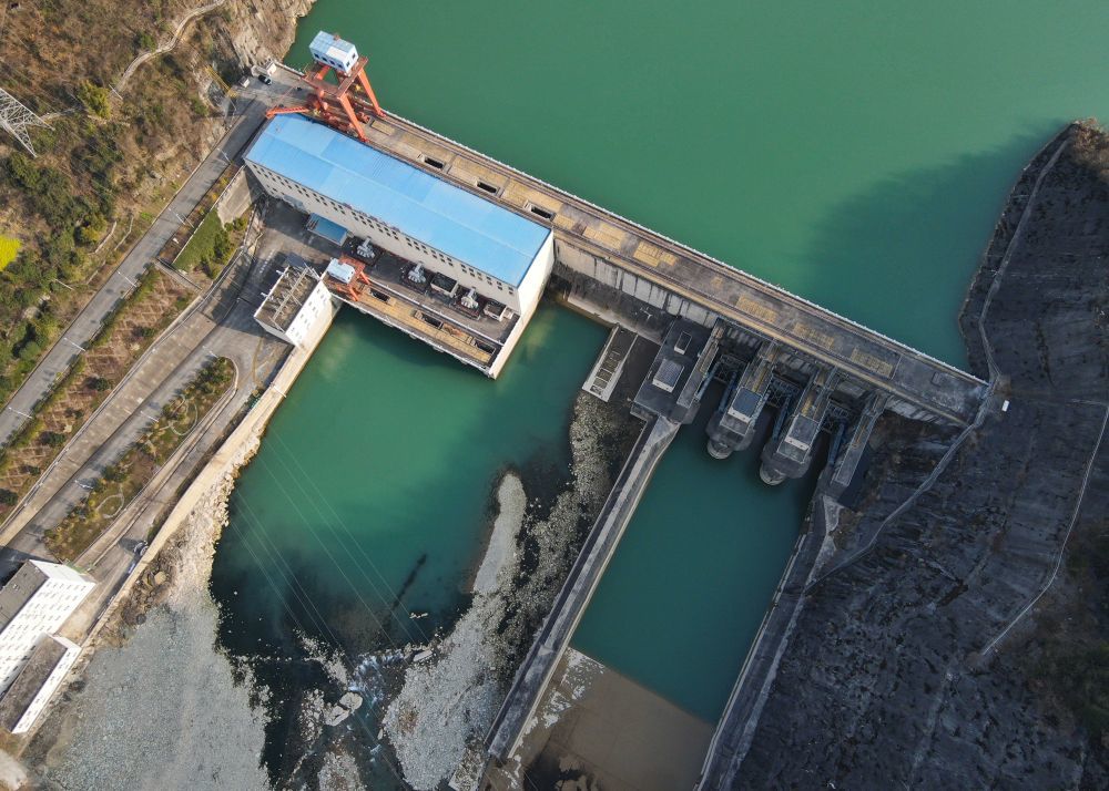 这是2月11日在甘肃省陇南市文县中庙镇境内拍摄的大唐麒麟寺水电站库