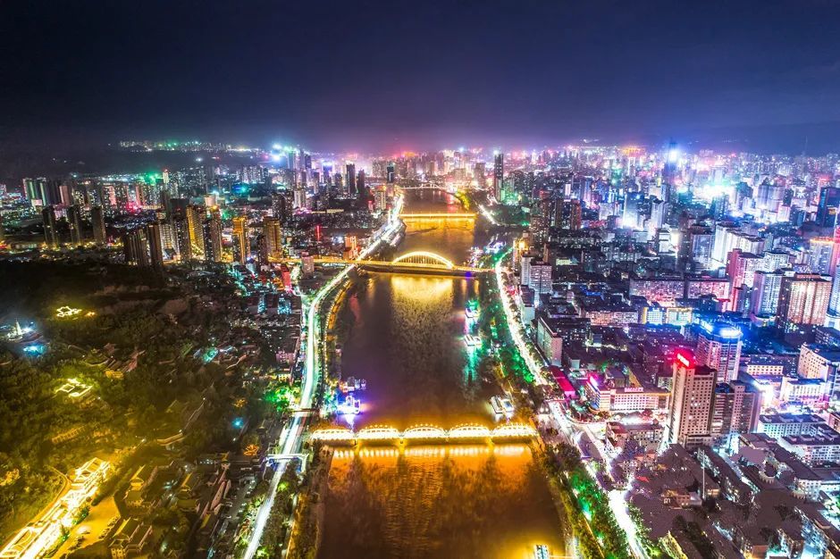 兰州夜景城市旅行的乐趣之一就是夜行了,逛一逛街头小巷,在热闹的广场