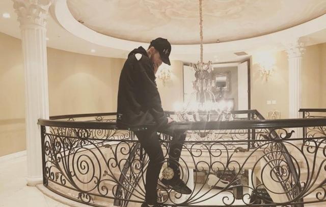 参观黄子韬住的豪宅楼梯设计成回字形装修像个古堡