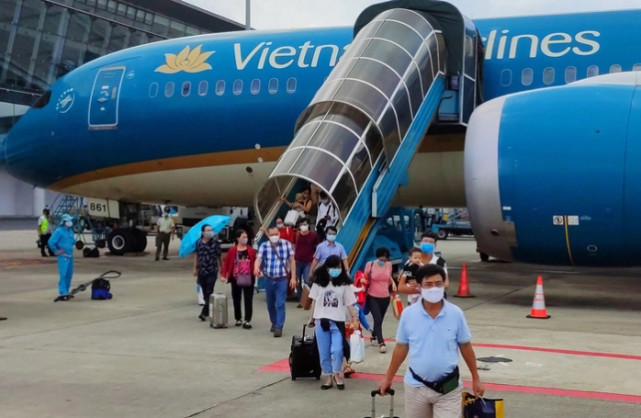 中国游客抵达越南收到鲜花和红包_为什么越南那么多韩国游客_中国到越南签证