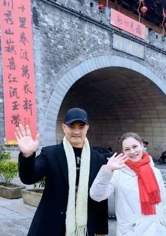打开腾讯新闻,查看更多图片 >虎年到来,"洋媳妇"奇娜和她的先生杨淙