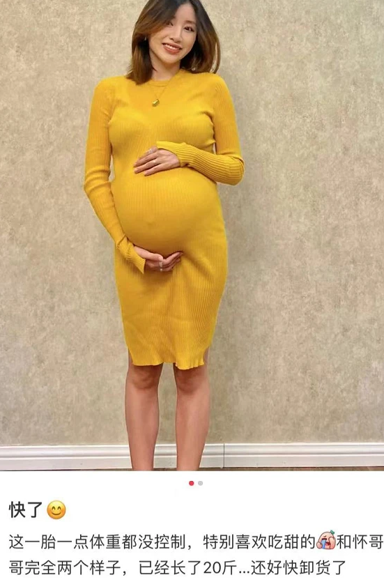 周捷晒孕晚期美照穿宽松衬衫外出用餐巧遮孕肚红唇妆容好精致