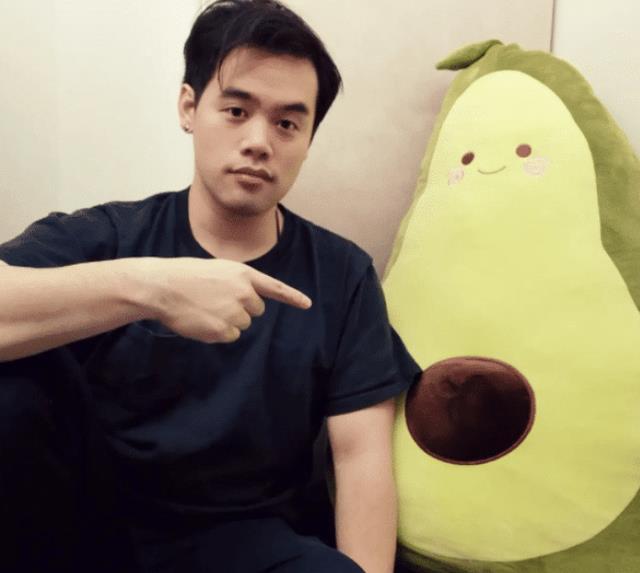 章小蕙儿子钟嘉浚庆32岁生日,减肥成功收获爱情,晒女友送的礼物