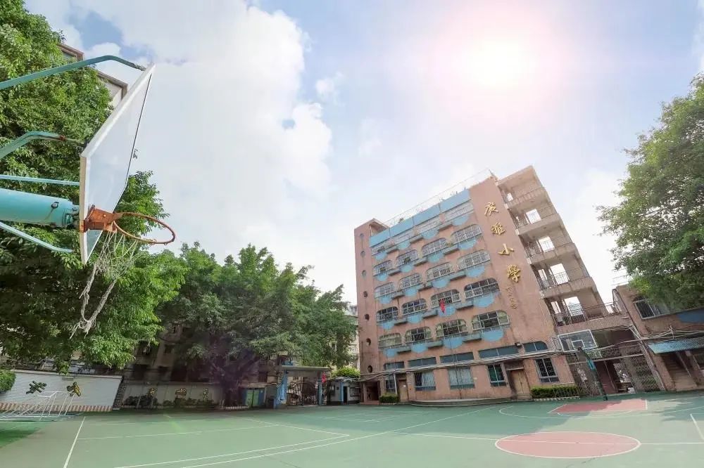 2021年,广雅小学东风西校区共招4个班,岭南湾畔校区共招5个班.
