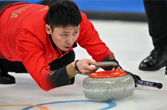 北京时间2月13日消息,北京2022年冬奥会冰壶项目在国家游泳中心继续