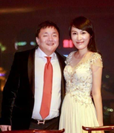 5年后,姜凯娶了门当户对的商业精英许涛芳,结婚时耗资1.