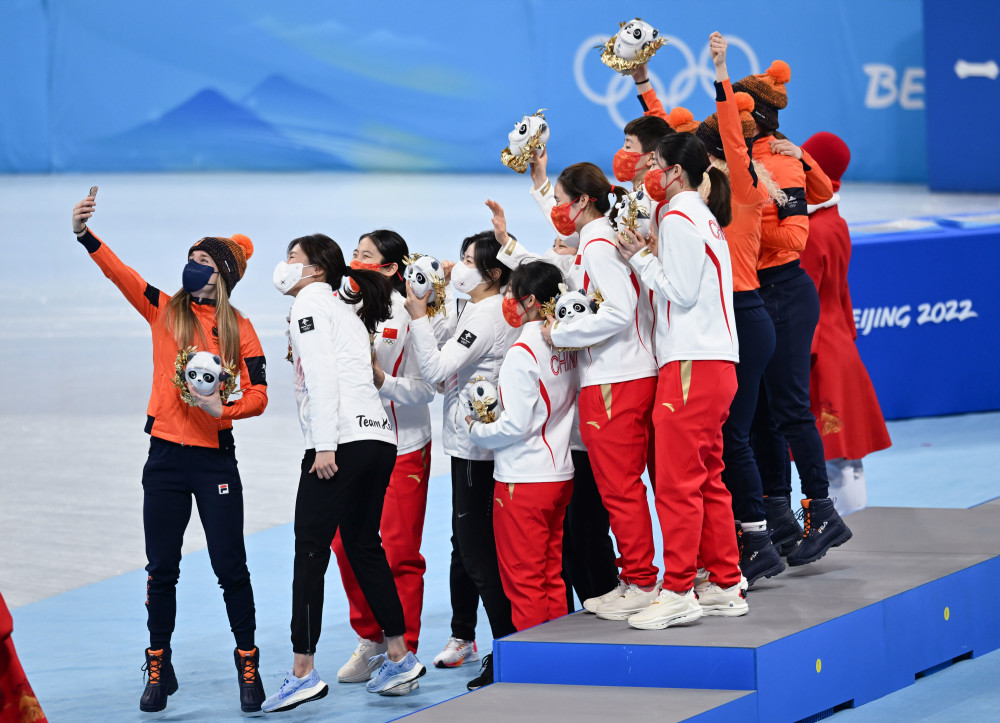 北京冬奥会短道速滑女子3000米接力决赛荷兰队夺冠4