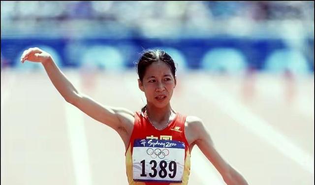 让人心疼的一幕最孤独的奥运会冠军绕场一周无法身披国旗