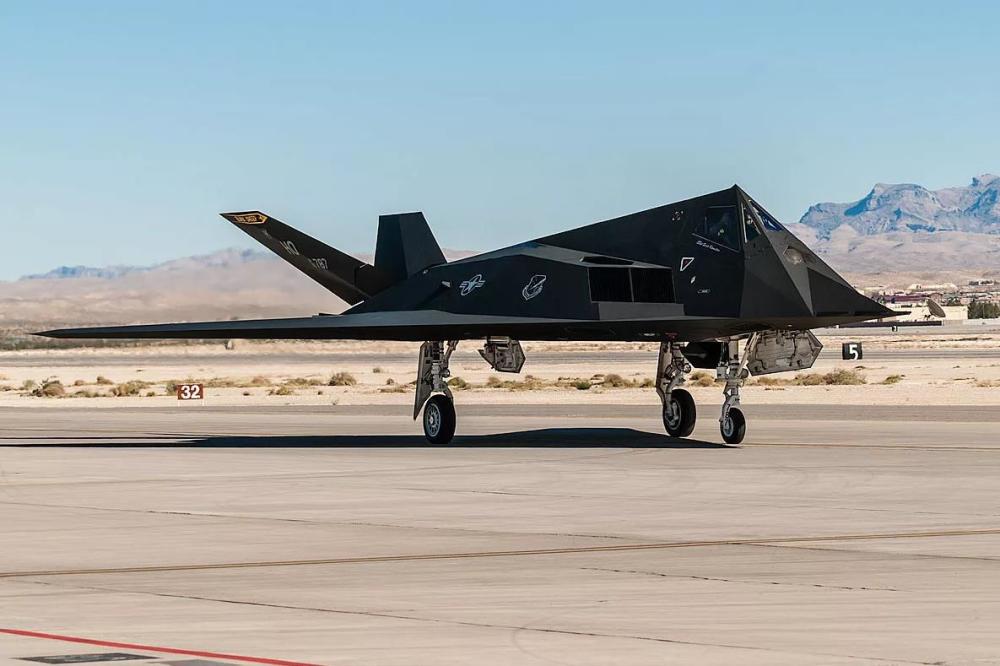 美军退役f117隐身战斗机曾经历过辉煌如今依然发挥余热