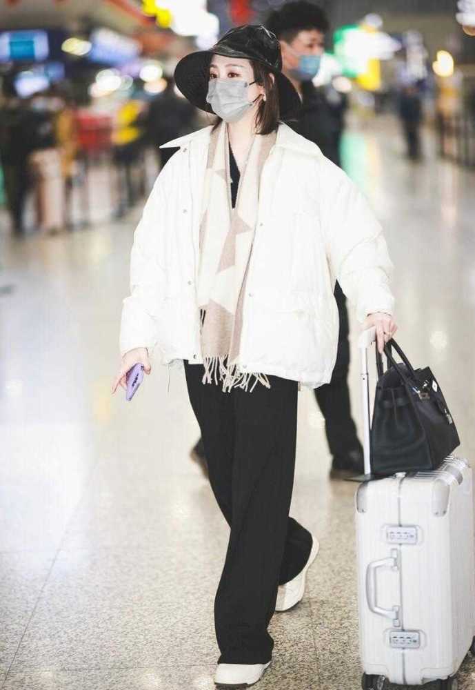 李纯走机场也太时髦了，白色羽绒服配阔腿裤，戴帽子洋气减龄小米平板英语多少钱