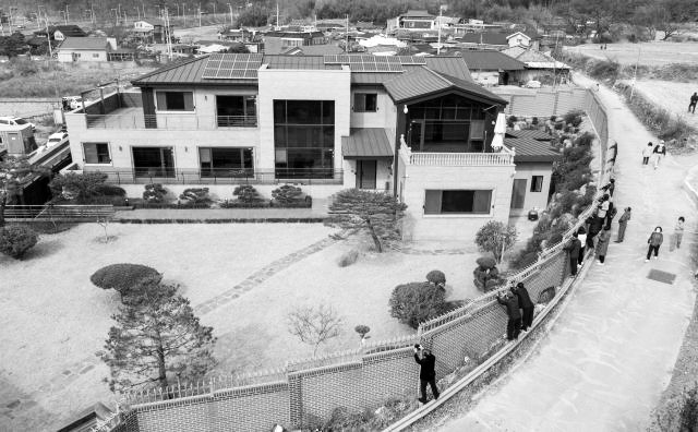 朴槿惠养老别墅引韩国人围观当地警方出动巡逻警车缓解交通压力玛尔比恩国际早教中心