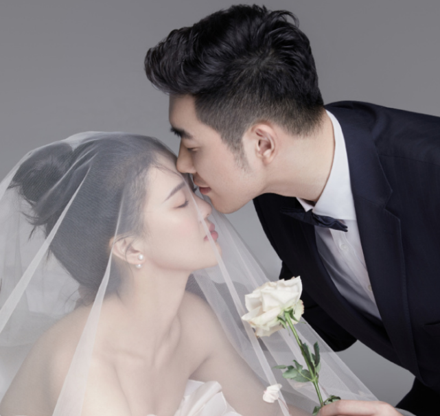 张常宁吴冠希晒婚纱照!正式宣布婚礼时间 轻轻一吻见证幸福时刻