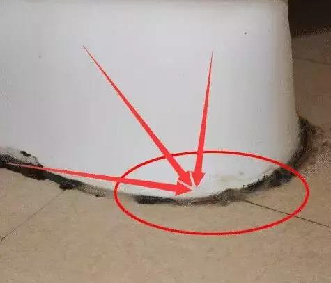 多数人在马桶底部打玻璃胶其实这样是错的