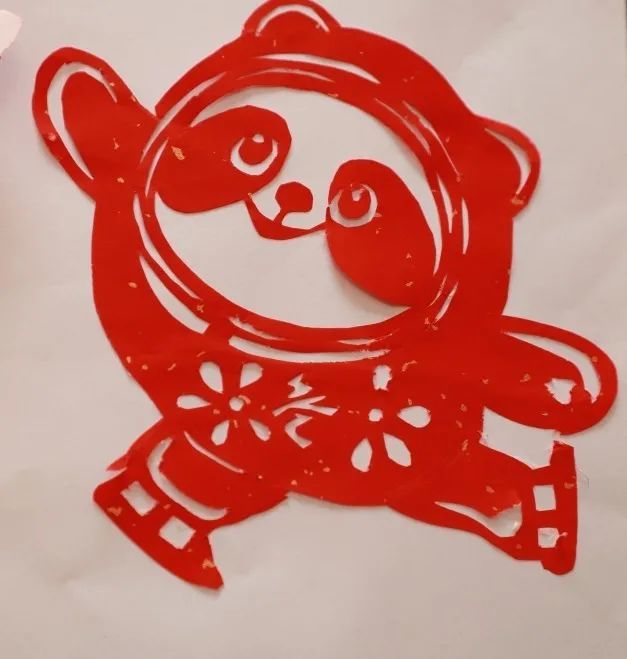 一墩难求商洛女教师巧手剪纸实现冰墩墩自由