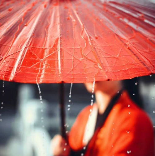 一把油纸伞撑起了古装影视剧的美