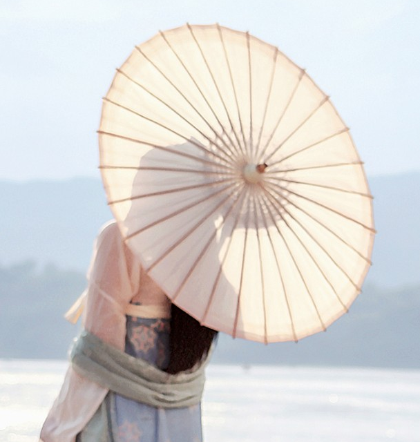 一把油纸伞撑起了古装影视剧的美