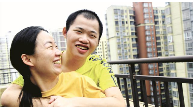 王倩我25岁弟弟21岁每天晚上睡在一起我别无选择