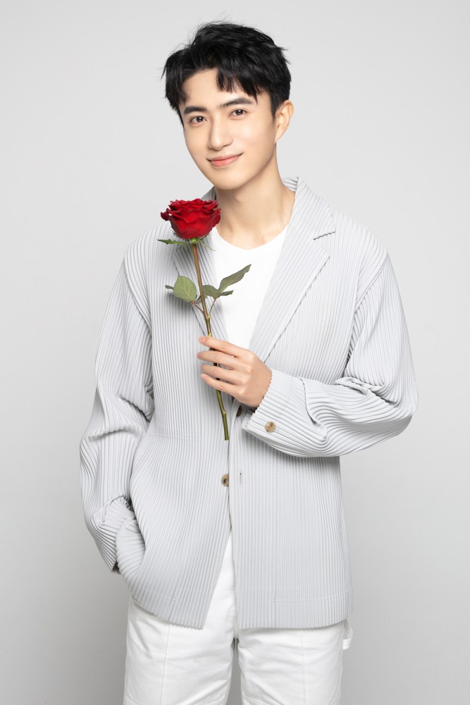 张瑞成情人节限定写真 手执玫瑰拾摘浪漫絮语