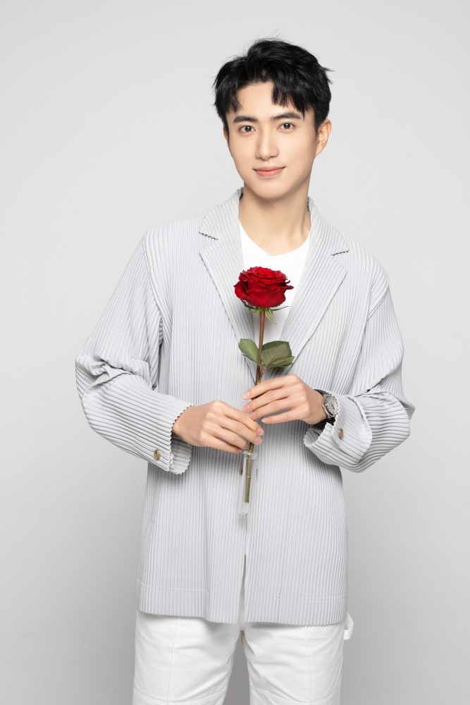 张瑞成情人节限定写真 手执玫瑰拾摘浪漫絮语