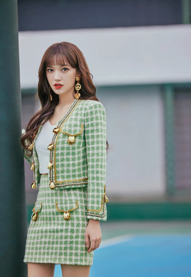 程潇肉感身材成优势搭配卷发优雅气质奶胖也能时髦出挑