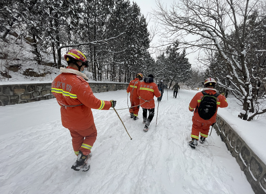海淀一男孩独自爬山赏雪被困，消防员冒暴雪进山救援5小时300092科新机电