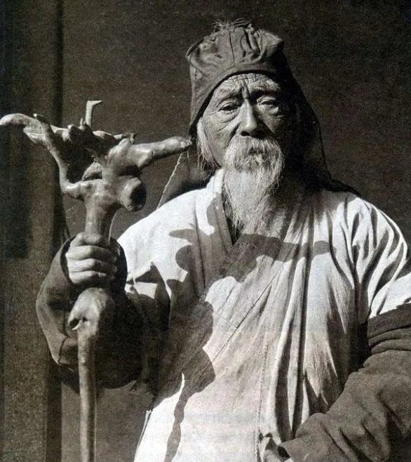 山村破道观有位白胡子老道长告诉我绝圣弃智的真正意义