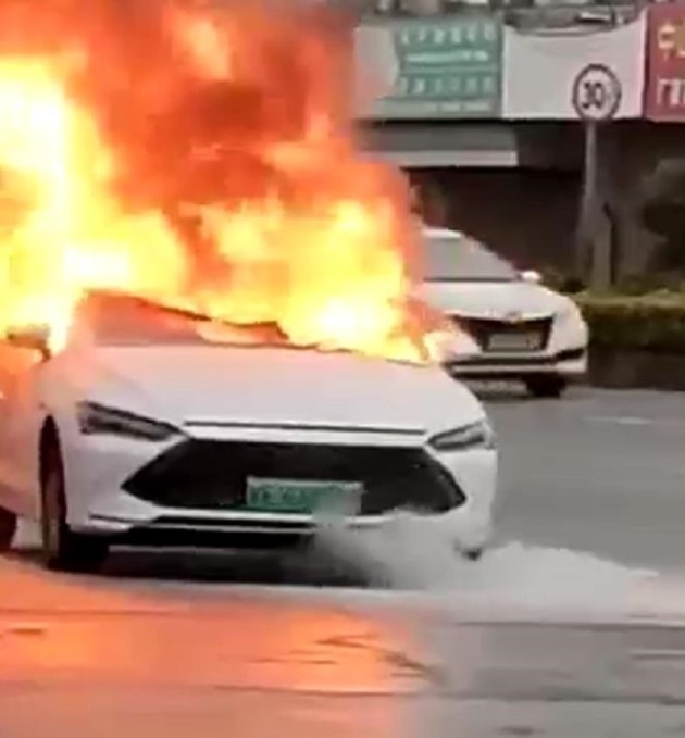 突发一辆比亚迪秦plusdmi在中山市路边起火