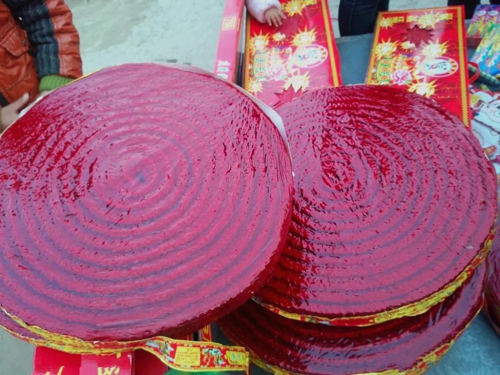 鞭炮种类繁多,不过按种类,大致有爆竹类,喷花类,礼花类等;按响数分