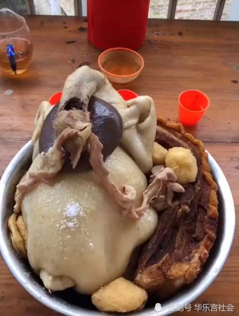 广西女子过年杀鸡,整只肥鸡没有瘦肉都是油,用剩饭米糠喂了1年