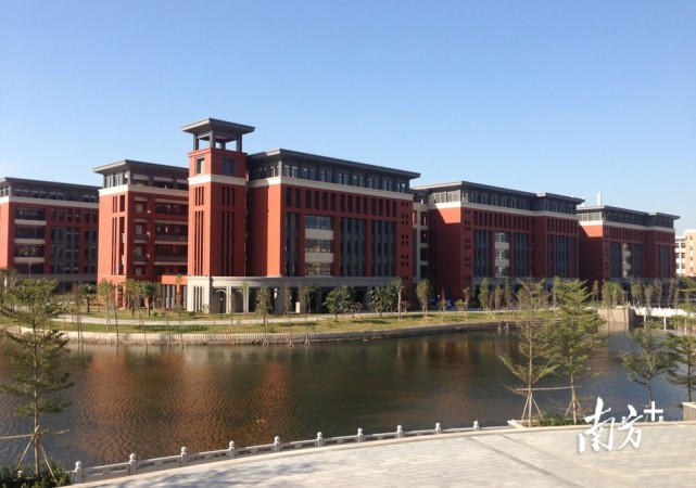 广州医科大学番禺校区教学楼.