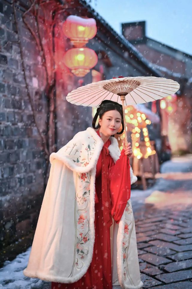 撑着油纸伞的汉服少女