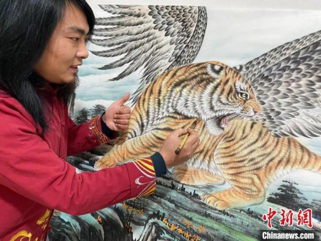 查看更多图片 >图为河南省民权县王公庄村农民画家赵全喜创作虎画