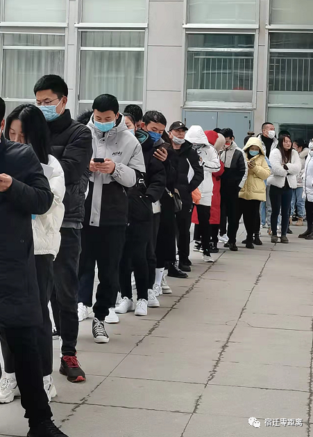 实拍情人节民政局挤满人有人带凳子排队