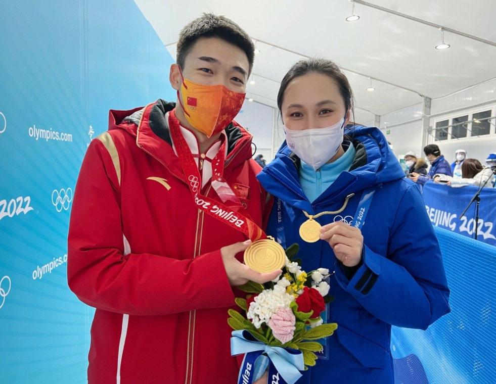 高亭宇"表白"张虹,相差9岁不影响,合影亲密无比