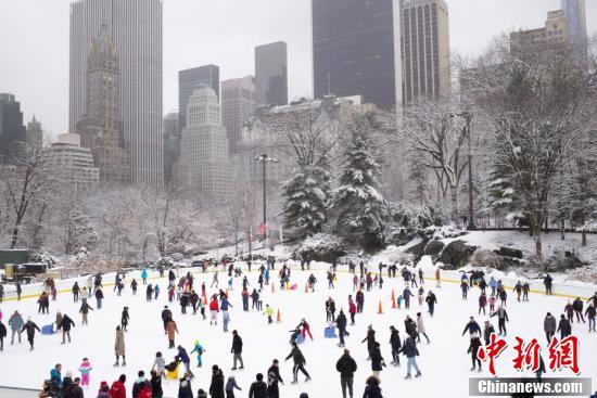 雪后纽约中央公园宛若童话世界小烧饼