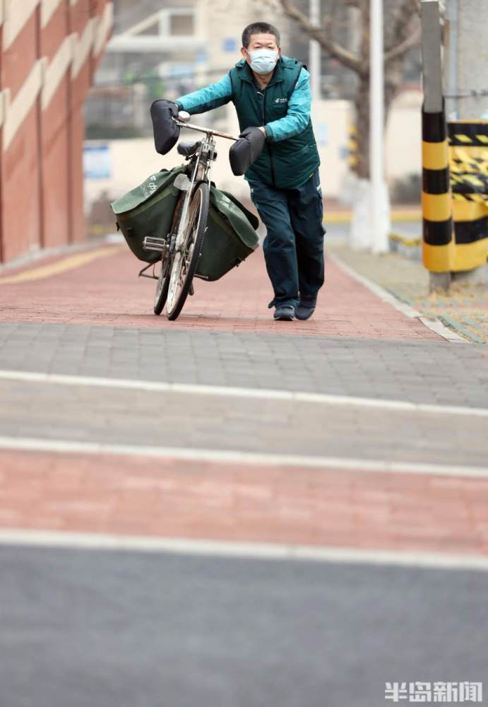 曾经,家家户户订阅报纸,接收信件都是靠邮递员骑着自行车来完成,而今