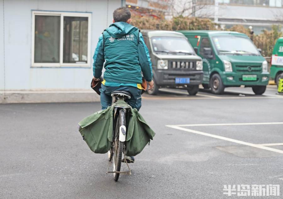 不惧起伏路这个邮递员骑着青岛大金鹿投递信件